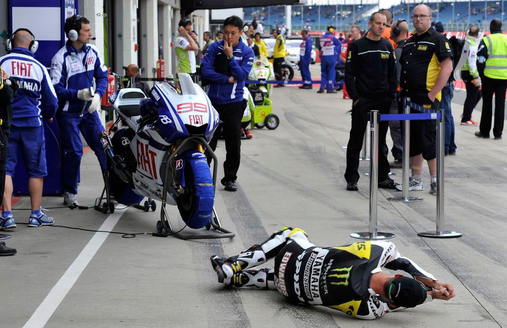 只要Colin Edwards 換上一套新皮衣,下一秒他就會在車庫前的地上打滾,算是新球鞋要被踩三下習俗的賽車版