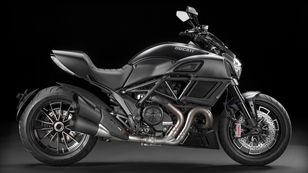 DUCATI Diavel DIESEL 聯名車（上）與原廠款式（下）的差異，風格截然不同。