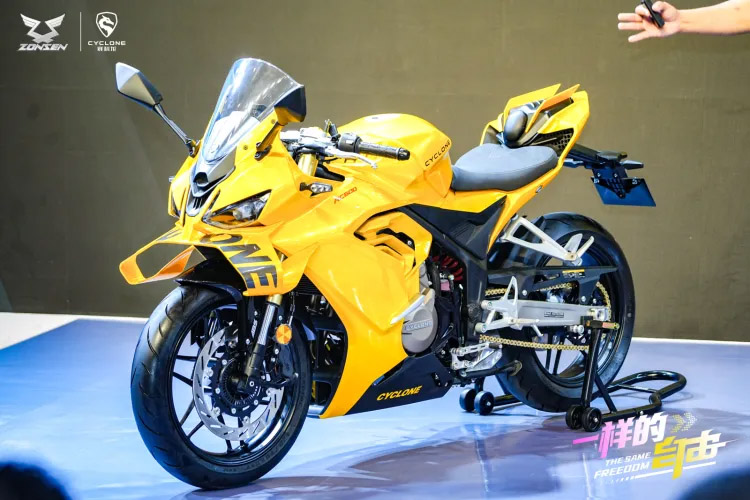 有著超大定風翼的Cyclone RC600 百年傳奇紀念版
