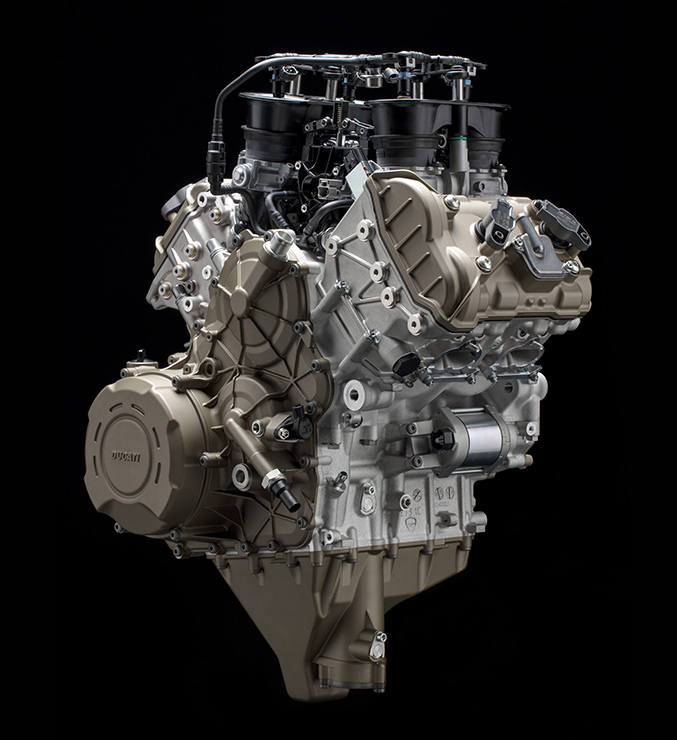 源自於MotoGP技術的1103c.c. Desmosedici Stradale引擎有著215.5hp的馬力(2022年式)