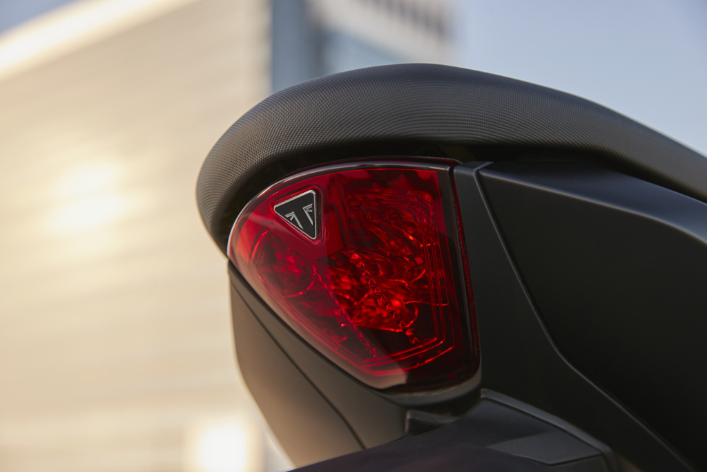 車尾燈設計則延續TRIDENT 660的元素