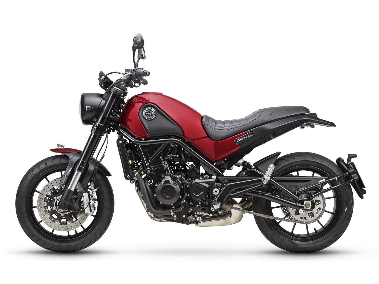 從曝光的車身規格看起來應該是Benelli Leoncino 500的雙生車