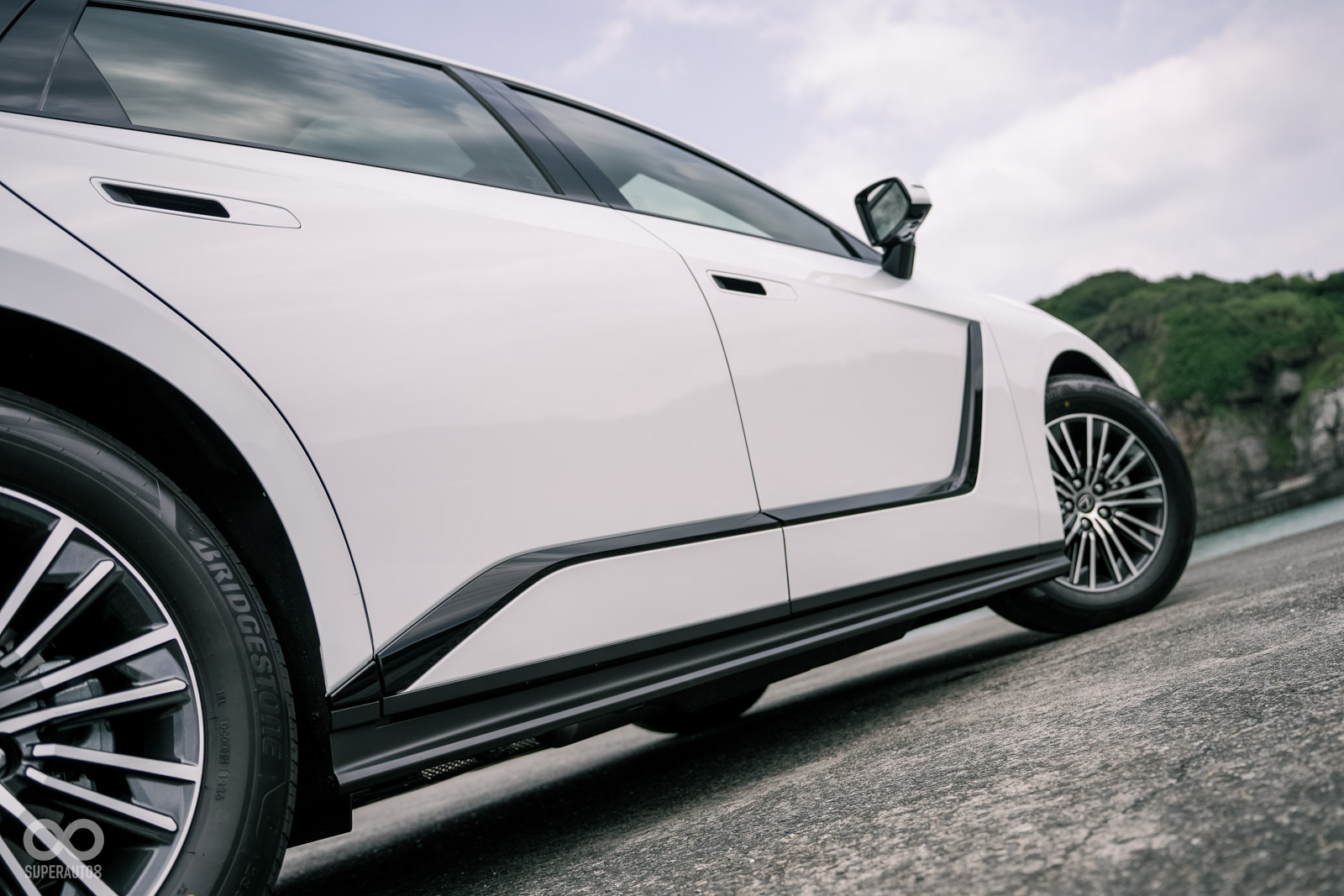 車側新增的折線相當搶眼