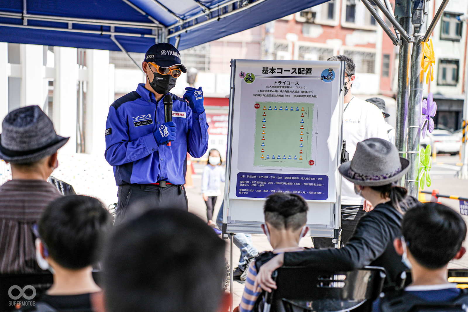 透過現場簡報,由YRA教練為學員們介紹車輛及相關騎乘知識