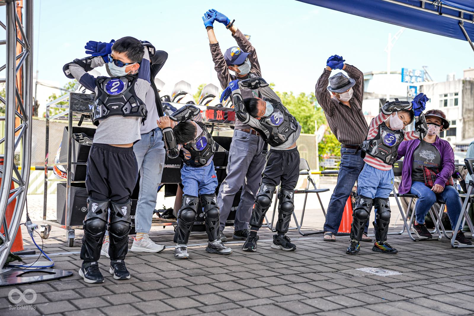 開始騎車前教練也會帶領大家做熱身,以免意外受傷