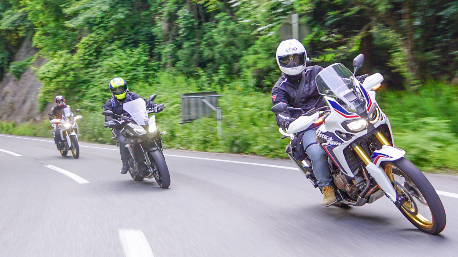 郊區因為取締相對寬鬆,行使車速多半會快一些,在山路上前方駕駛若看到後方有來車也會主動左靠,讓後方的快車通過,車流也因此維持的相當順暢
