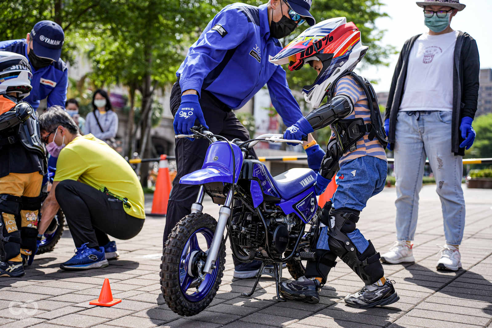 小小學員學習如何架立中柱