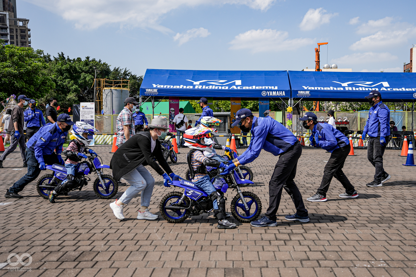 在車輛熄火狀態先讓孩童學習及熟悉車輛平衡及煞車操控