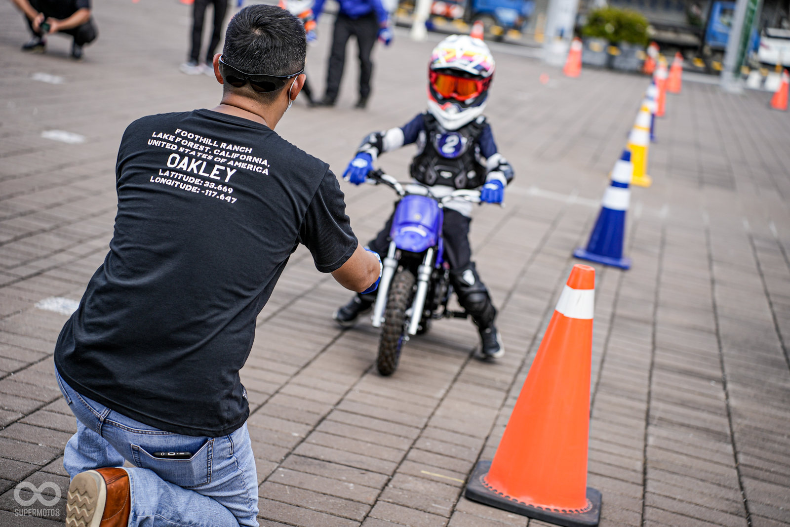 由家長在終點引領小朋友結束繞錐課程,讓小朋友與家長之間更加密切,也能看見主辦單位的用心