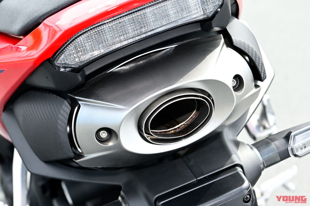 600RR怎麼能少了經典的中置排氣管呢！