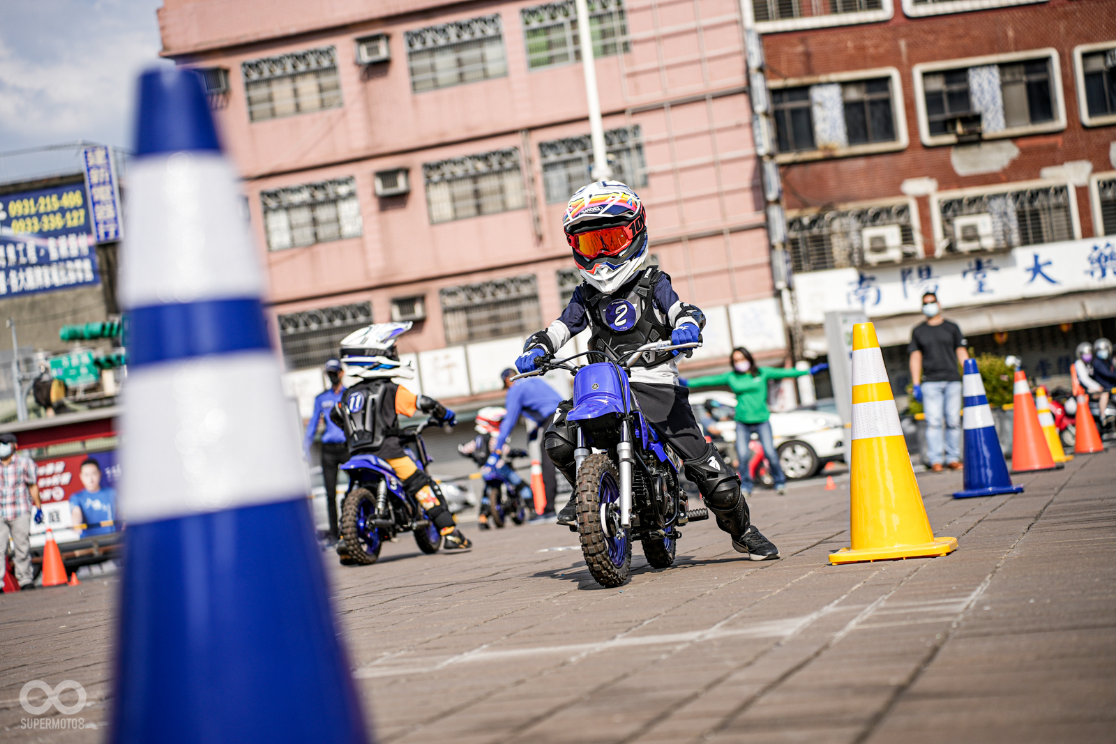 進到更困難的繞錐課程,考驗的小小騎士的學習成果