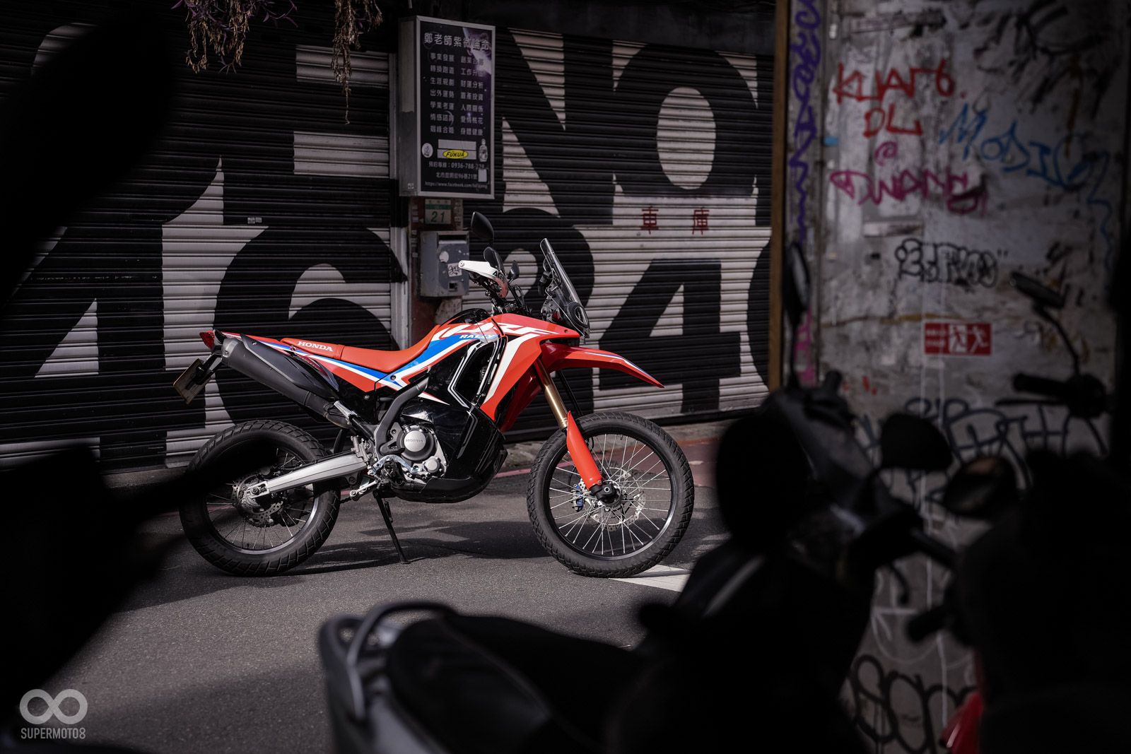 色彩繽紛的塗鴉和CRF原廠的塗裝相互呼應,彷彿幫車輛披上一層街頭迷彩