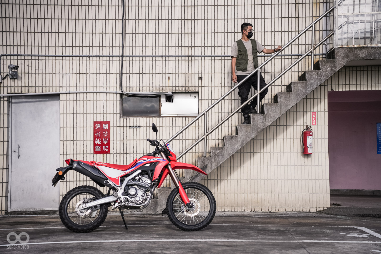 巧妙利用停車場的樓梯、欄杆,更能拍出充滿意境的畫面