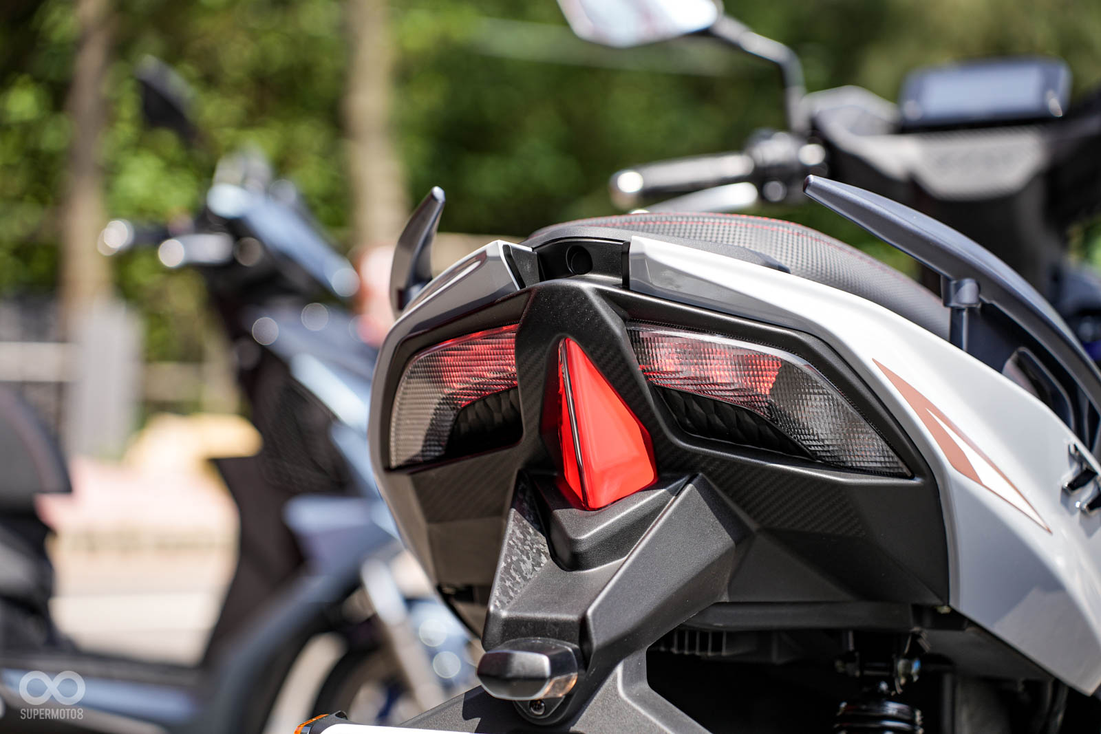 有點眼熟的車尾燈,點綴出十足的動感