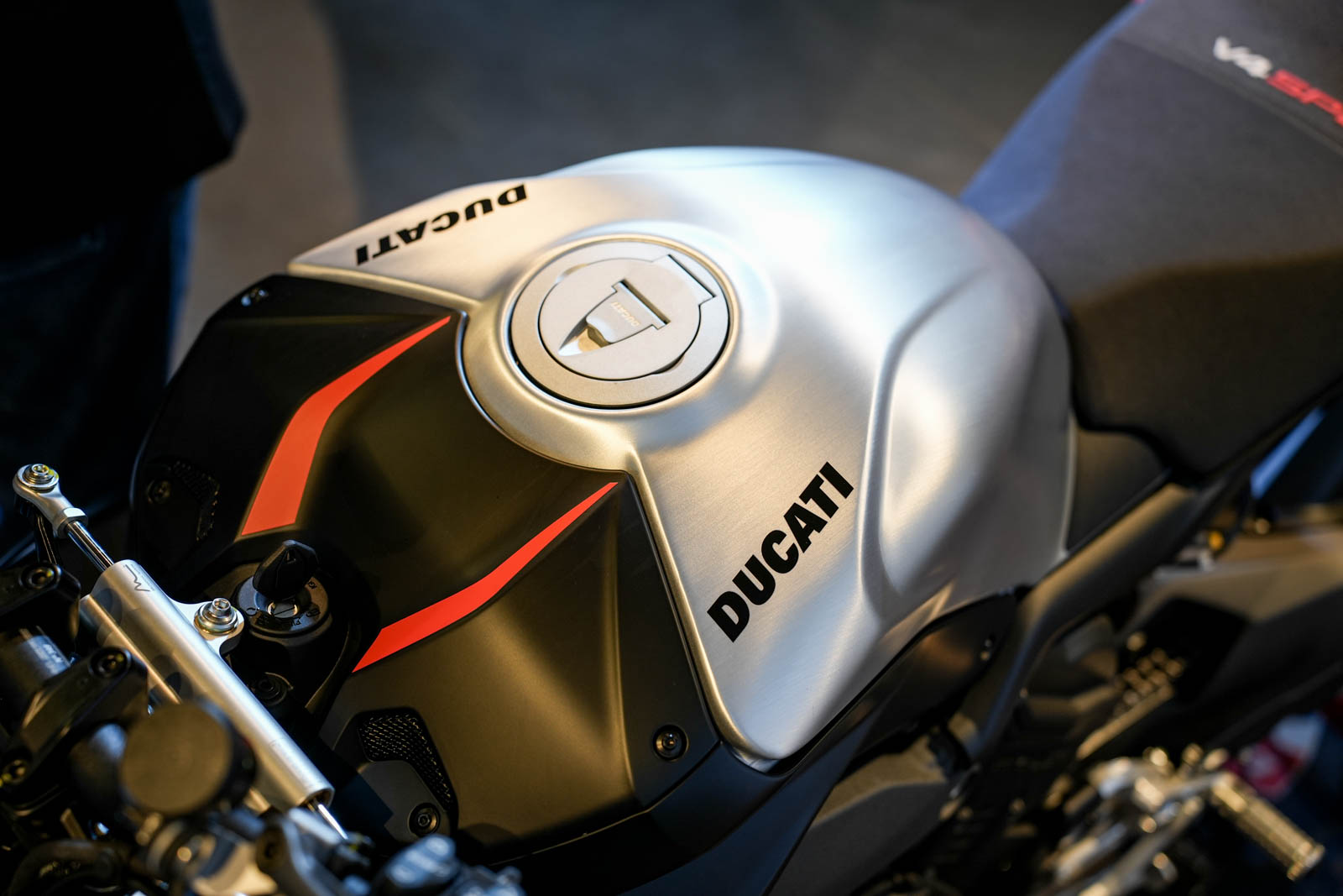 金屬髮絲紋的油箱