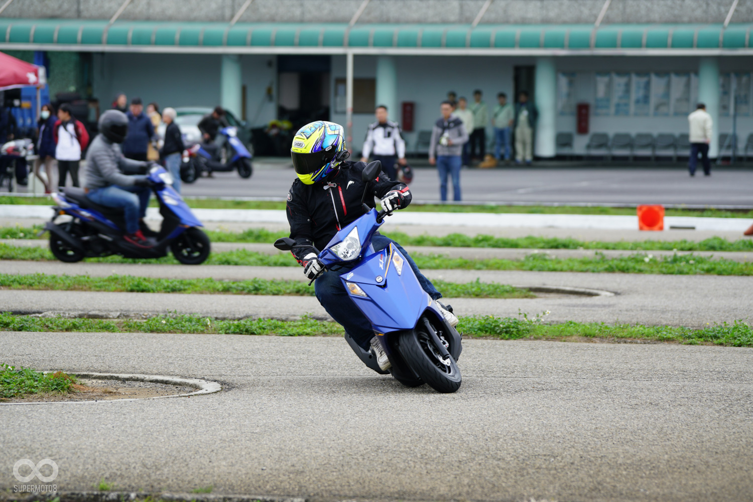 Z1 Attila非常適合街道的刁鑽小彎,只要順著彎一帶,基本上任何形式的彎道都能迎刃而解