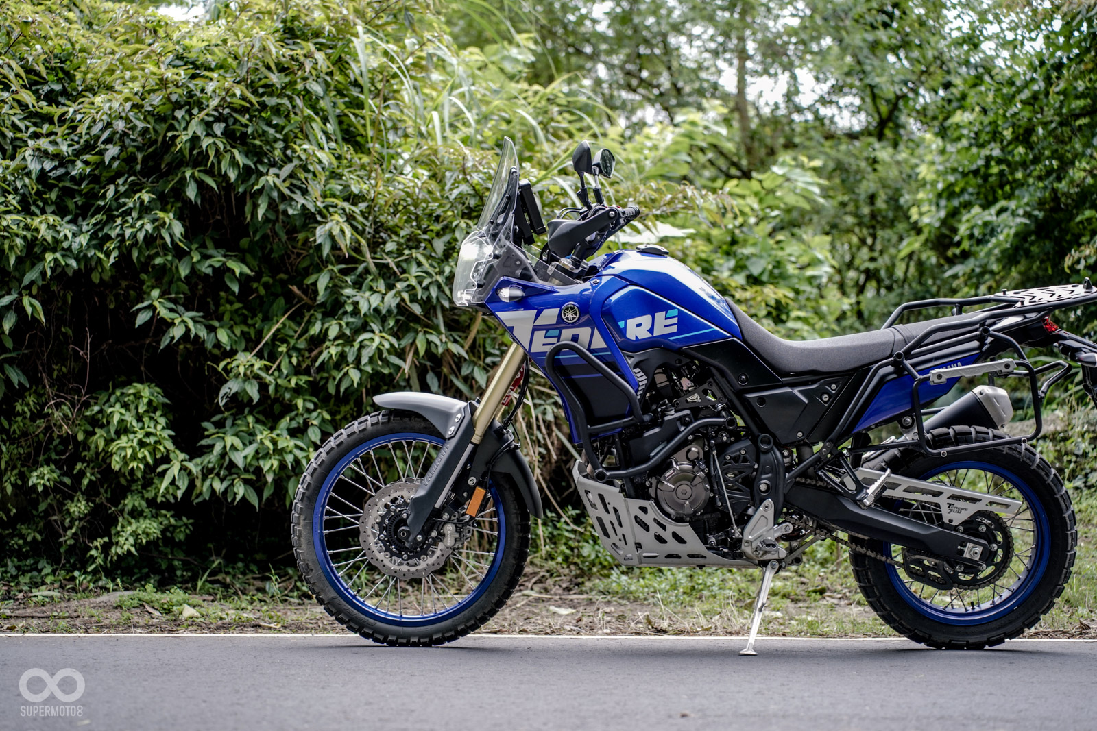 Ténéré 700瘦窄的車身和水平的坐墊線條，看起來更像是台越野車