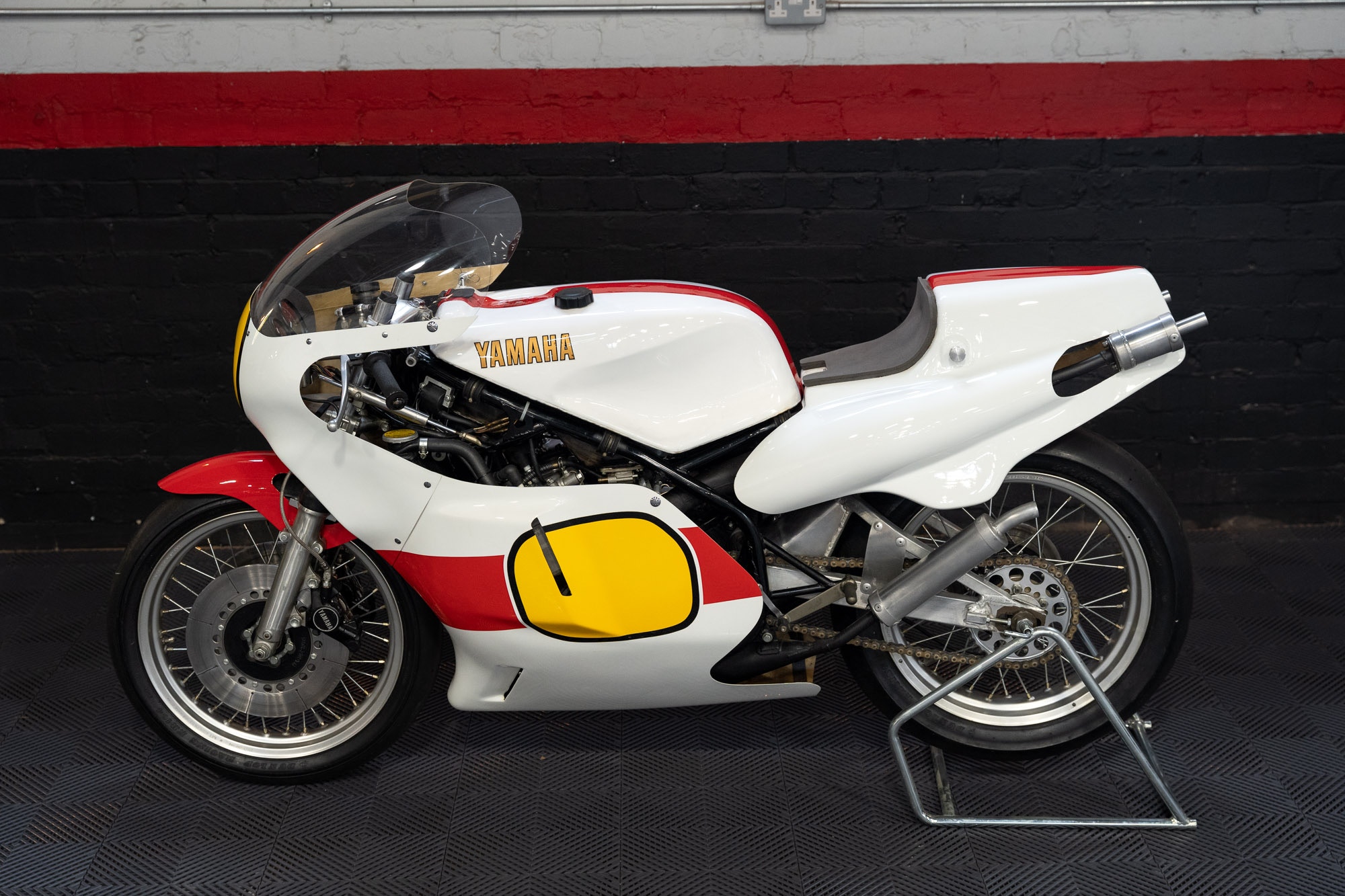 車身使用與Kenny Roberts YZR500廠車同款的塗裝設計