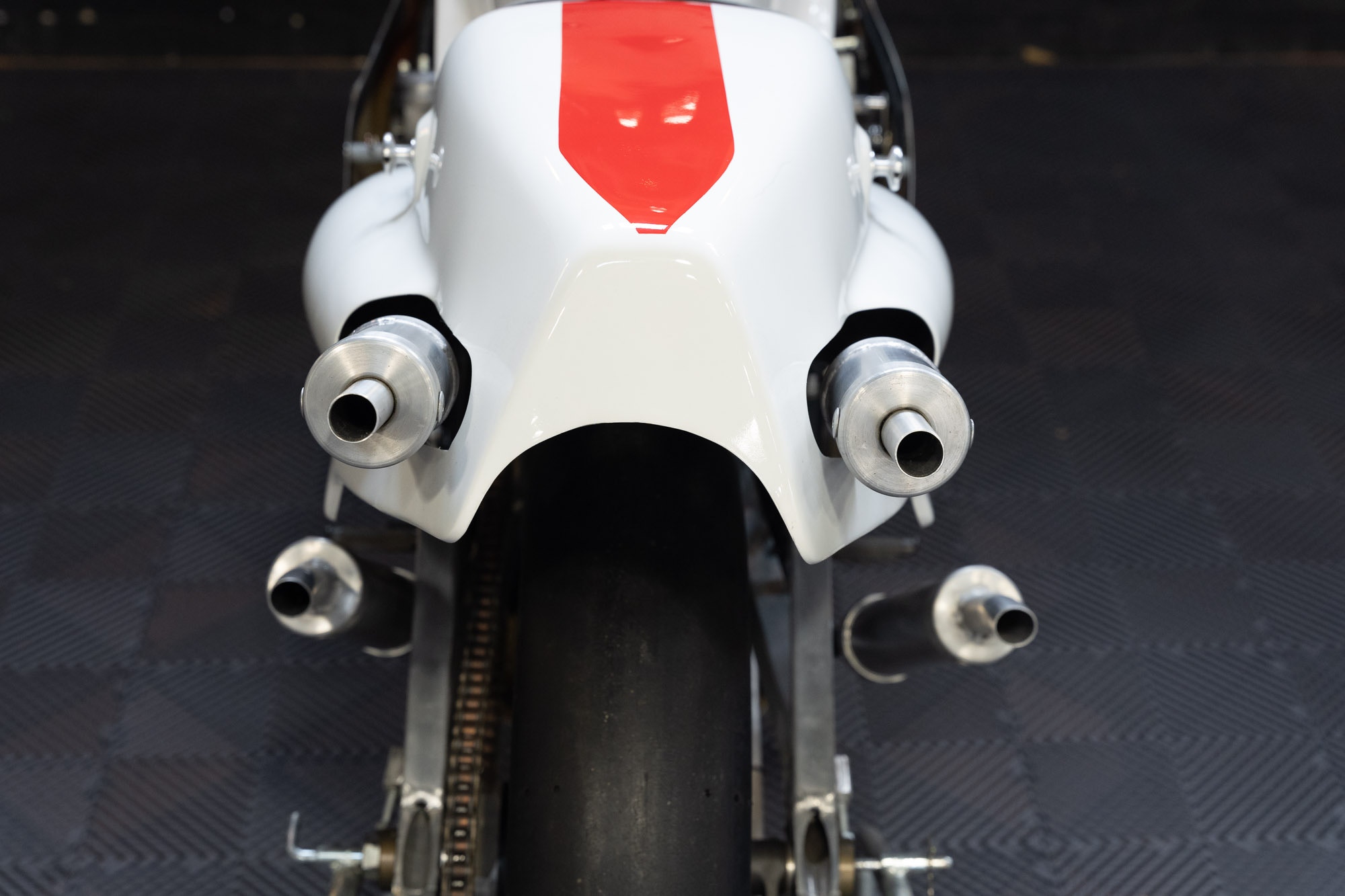 二行程時期招牌的四出排氣管