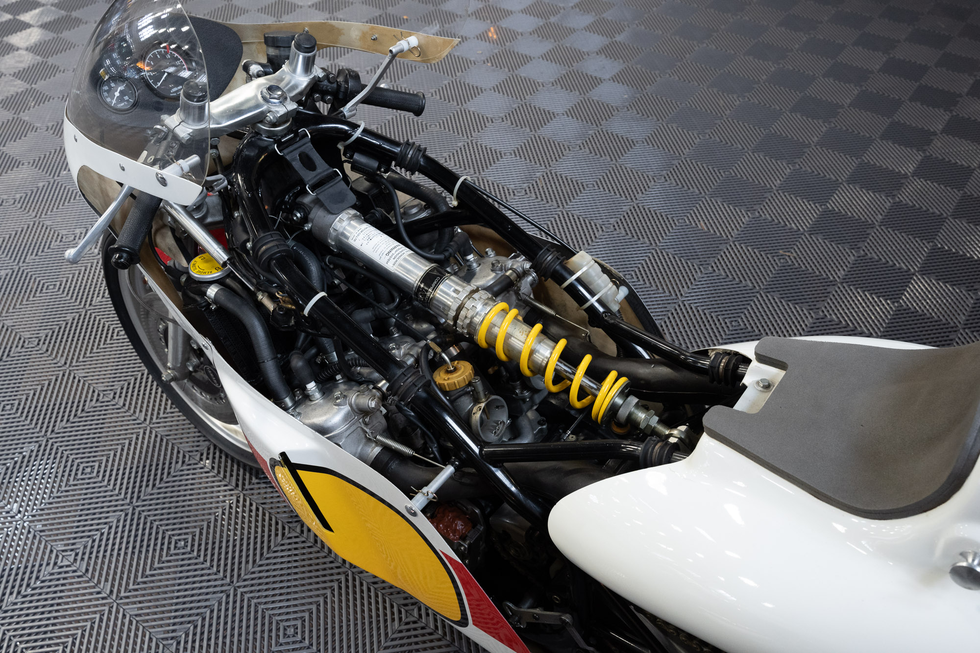 500c.c.二行程直列四缸引擎,擁有115匹馬力