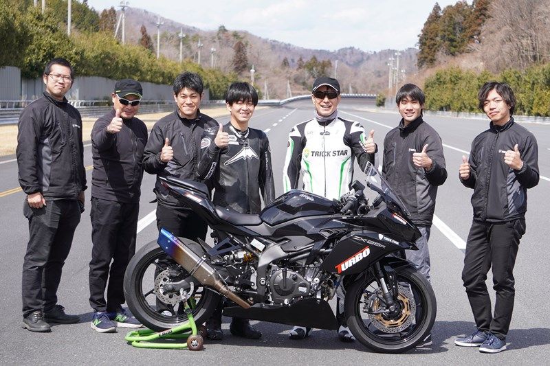 透過TRICK STAR眾人的合作，成功將ZX-25R突破250km/hr的驚人時速