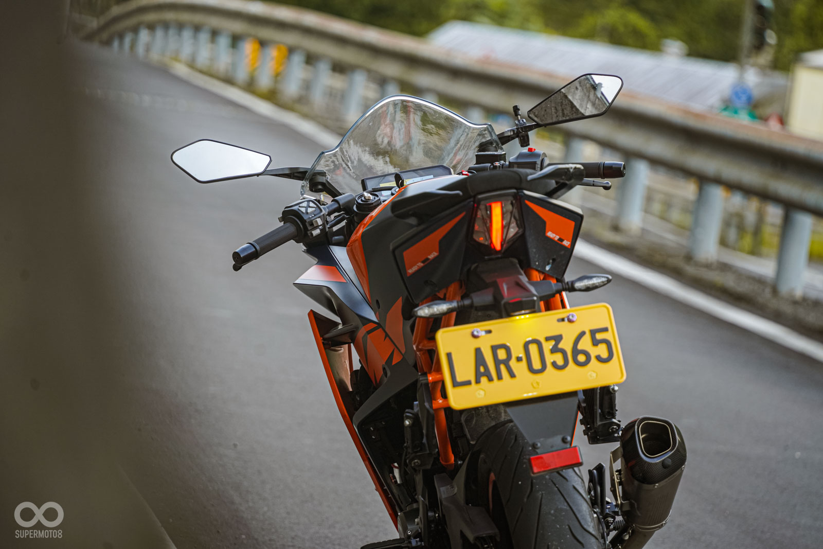 直立長條狀的尾燈,配上有如戰鬥機尾翼一般的尾殼,從後方看去就知道這台車不好惹!