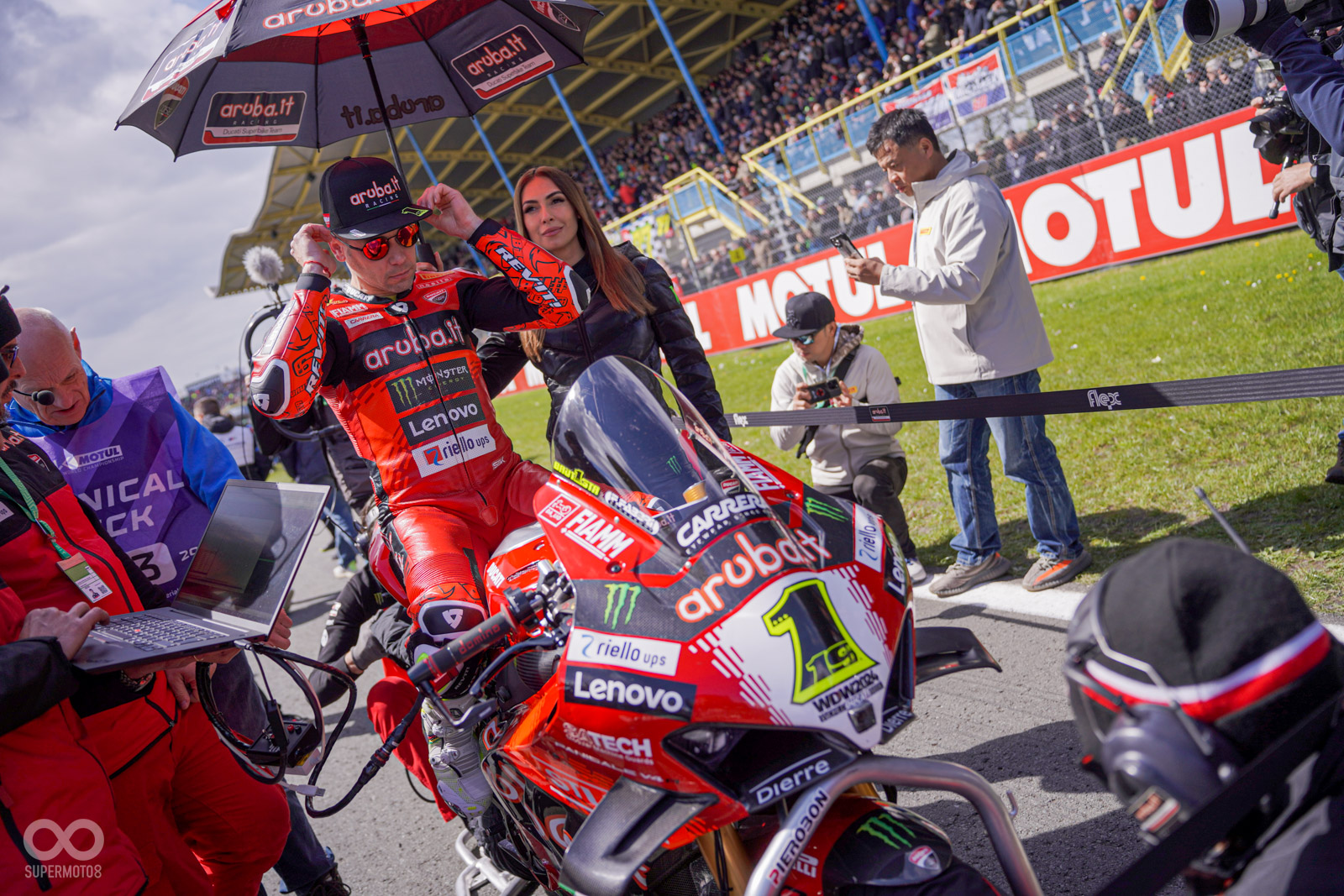 人氣相當高，前GP車手且轉到WSBK後成績亮點的捌弟