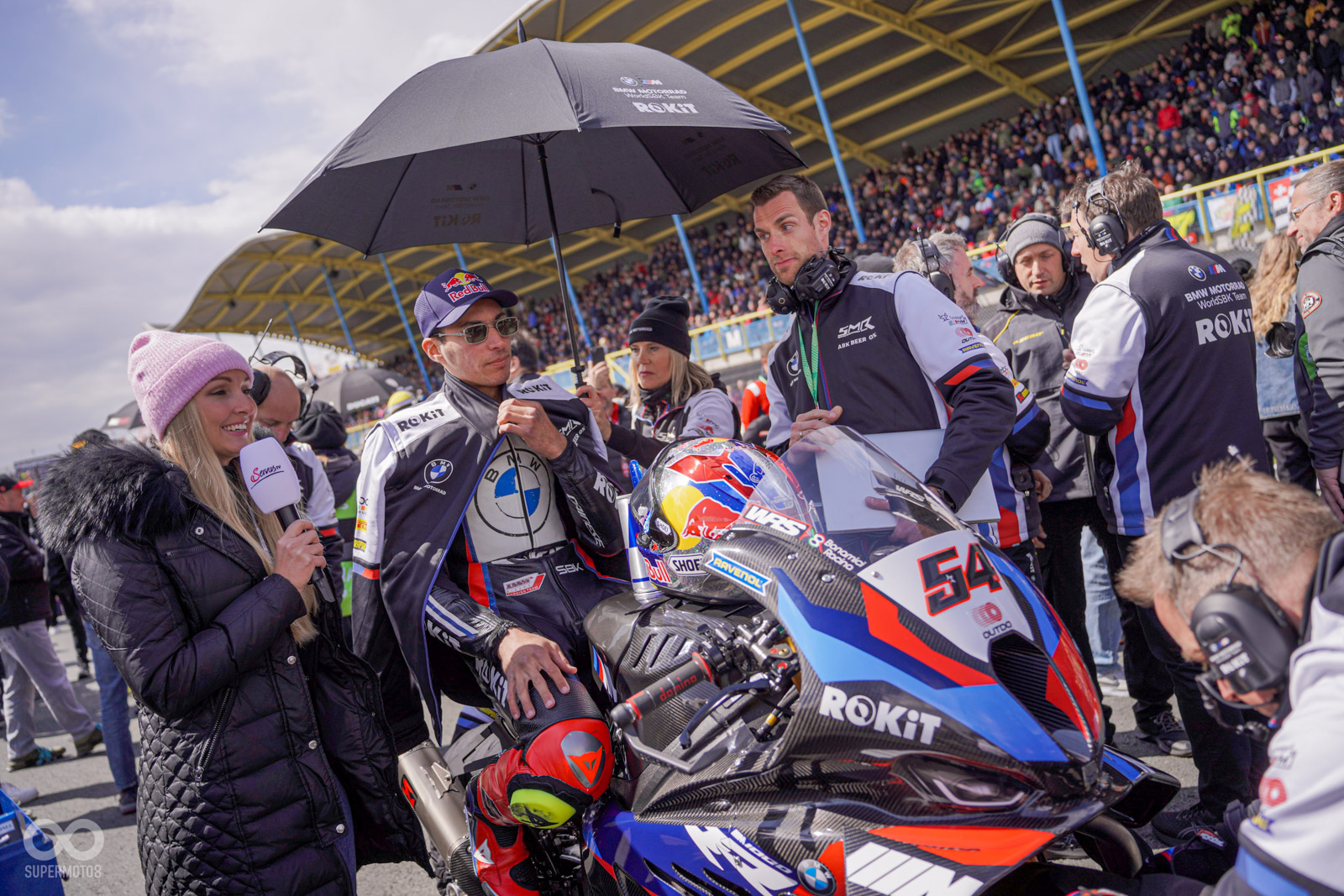 最近超紅的土耳其哥Toprak Razgatlioglu，可說是現在WSBK場上的大明星，所到之處都是滿滿的土耳其國旗！目前效力BMW廠隊