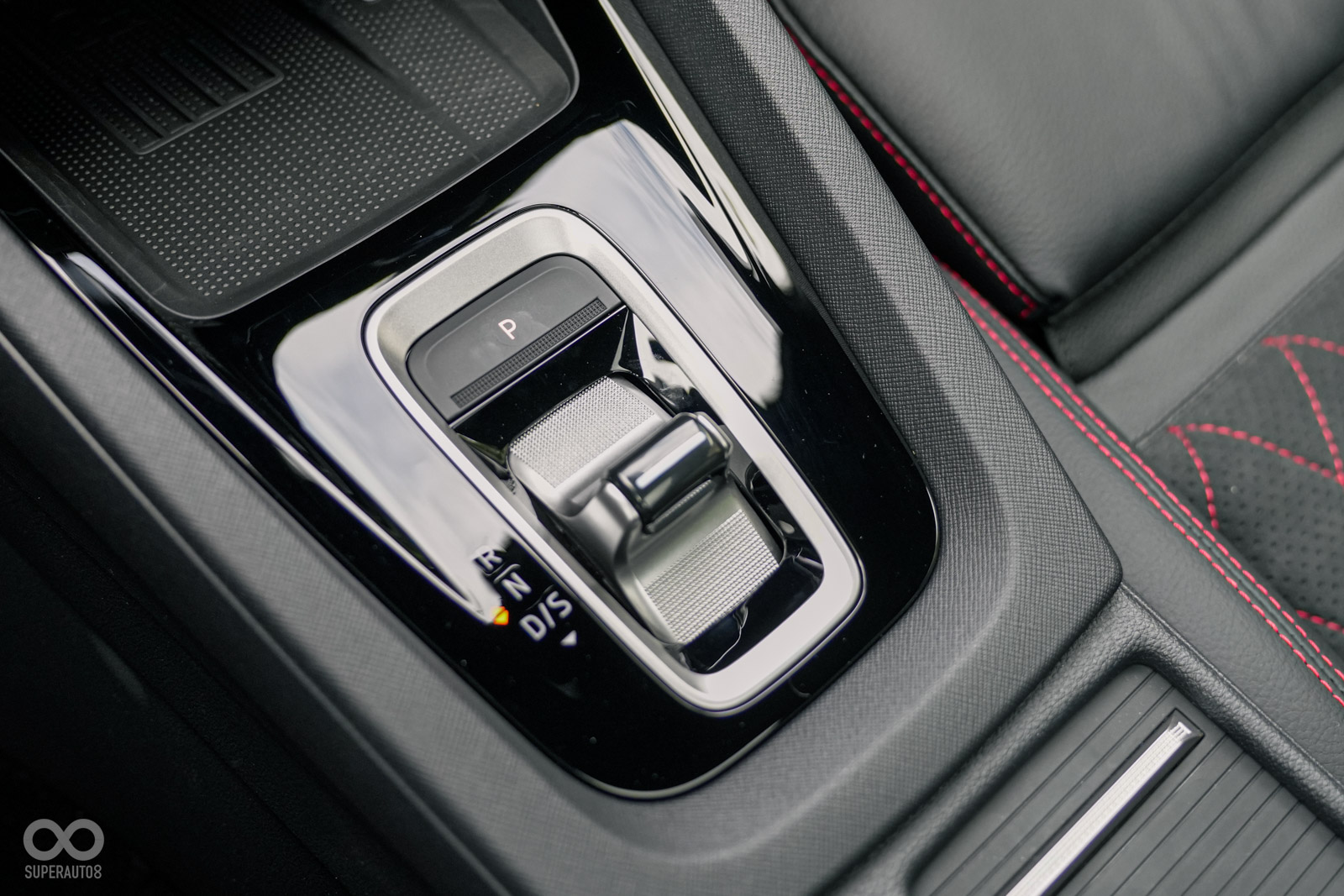 原廠使用霧銀裝飾取代過往易髒的鍍鉻材質