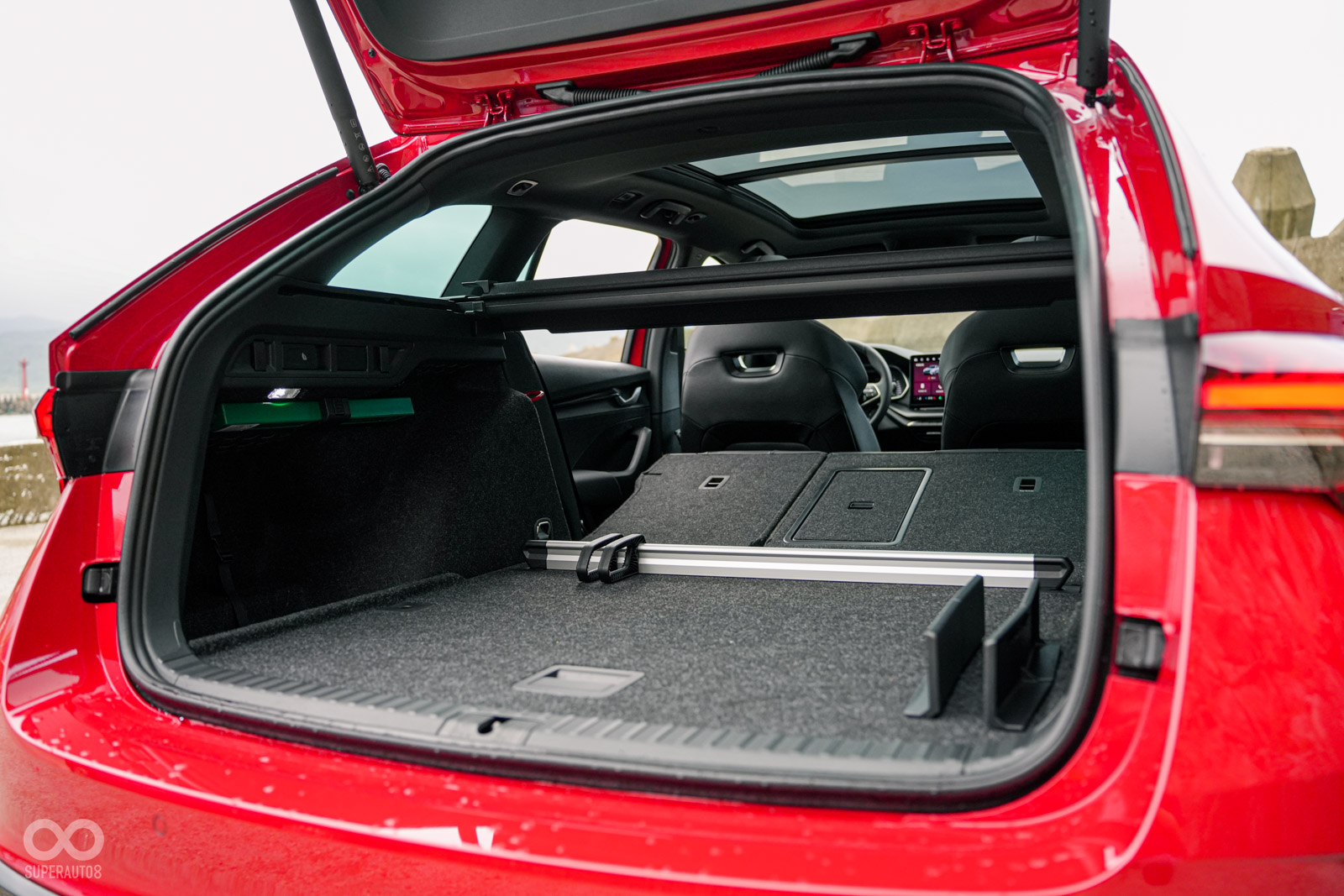 旅行車型的優勢,超大的行李箱空間