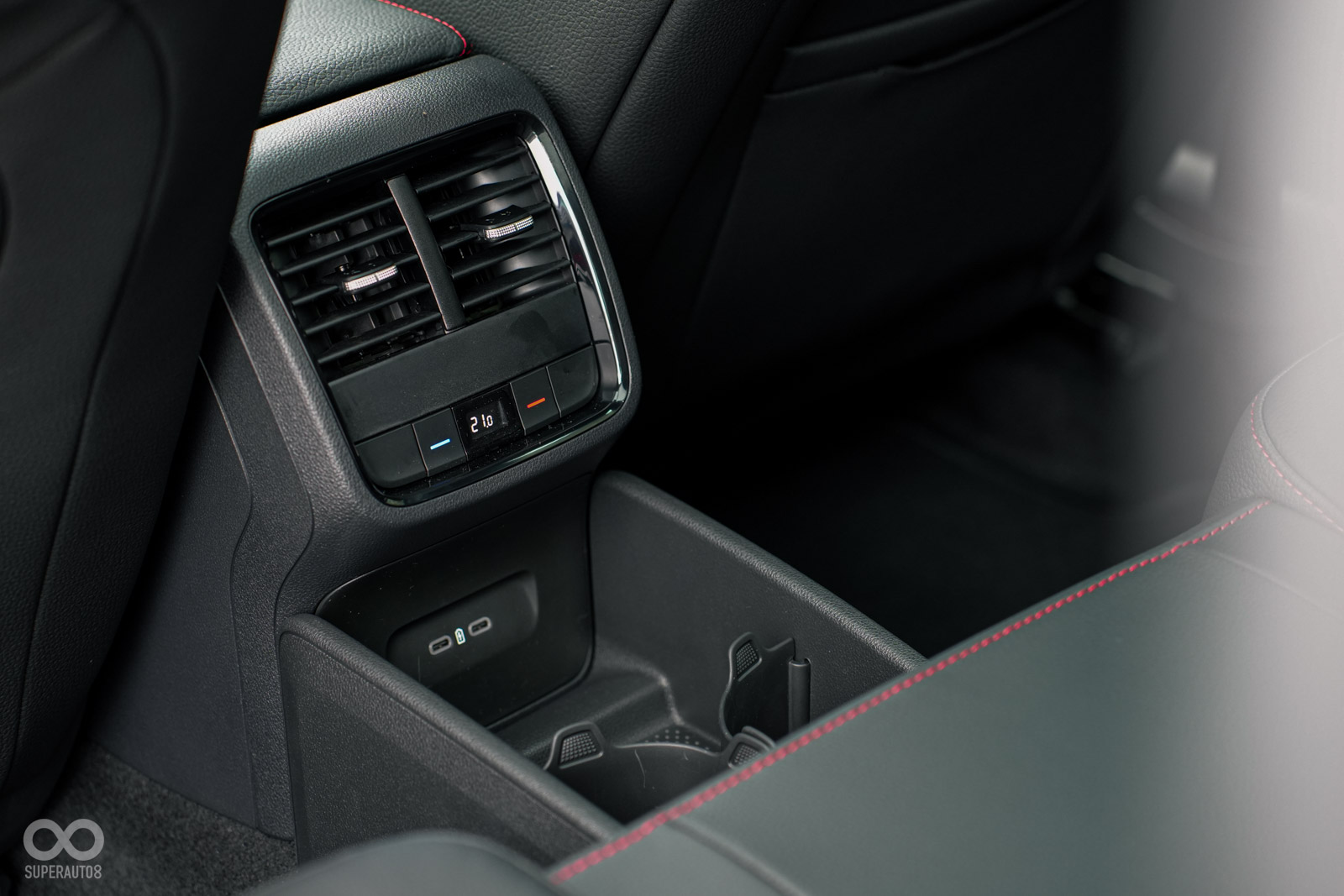 後座除了出風口外,也有獨立的空調調整按鈕