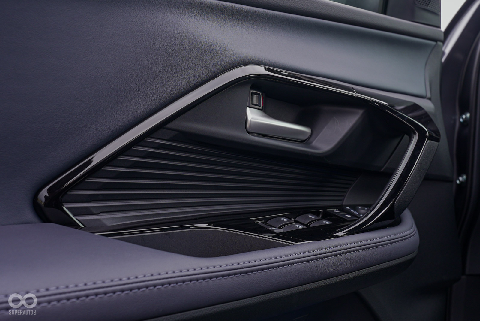 內裝質感相當優異,門板上的材質搭配相當用心,潮玩版大量的軟皮點綴更顯舒適