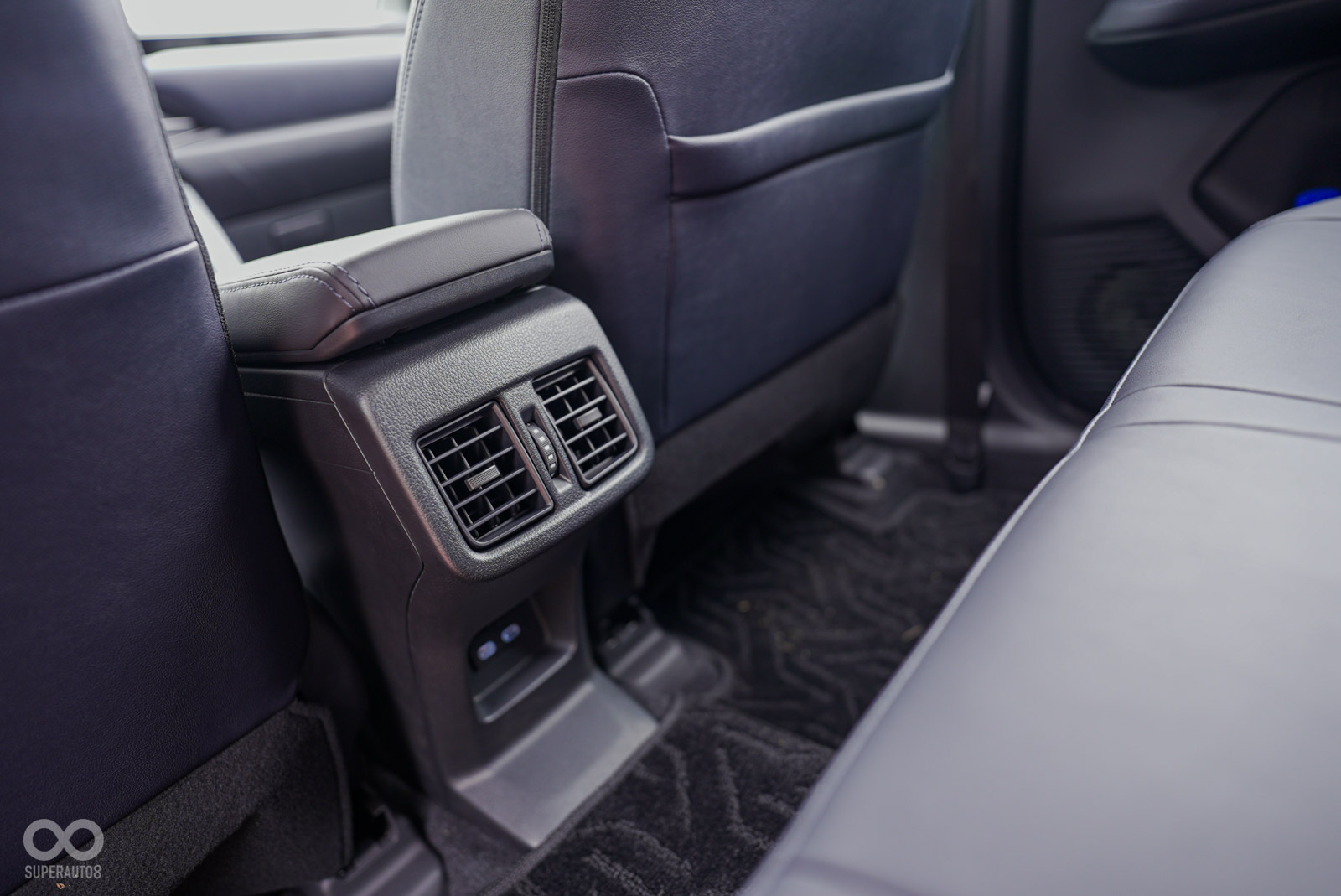 後座空間相當寬敞,強烈建議大家一定要到展示間實際體驗,酷動版以上也配有後座出風口