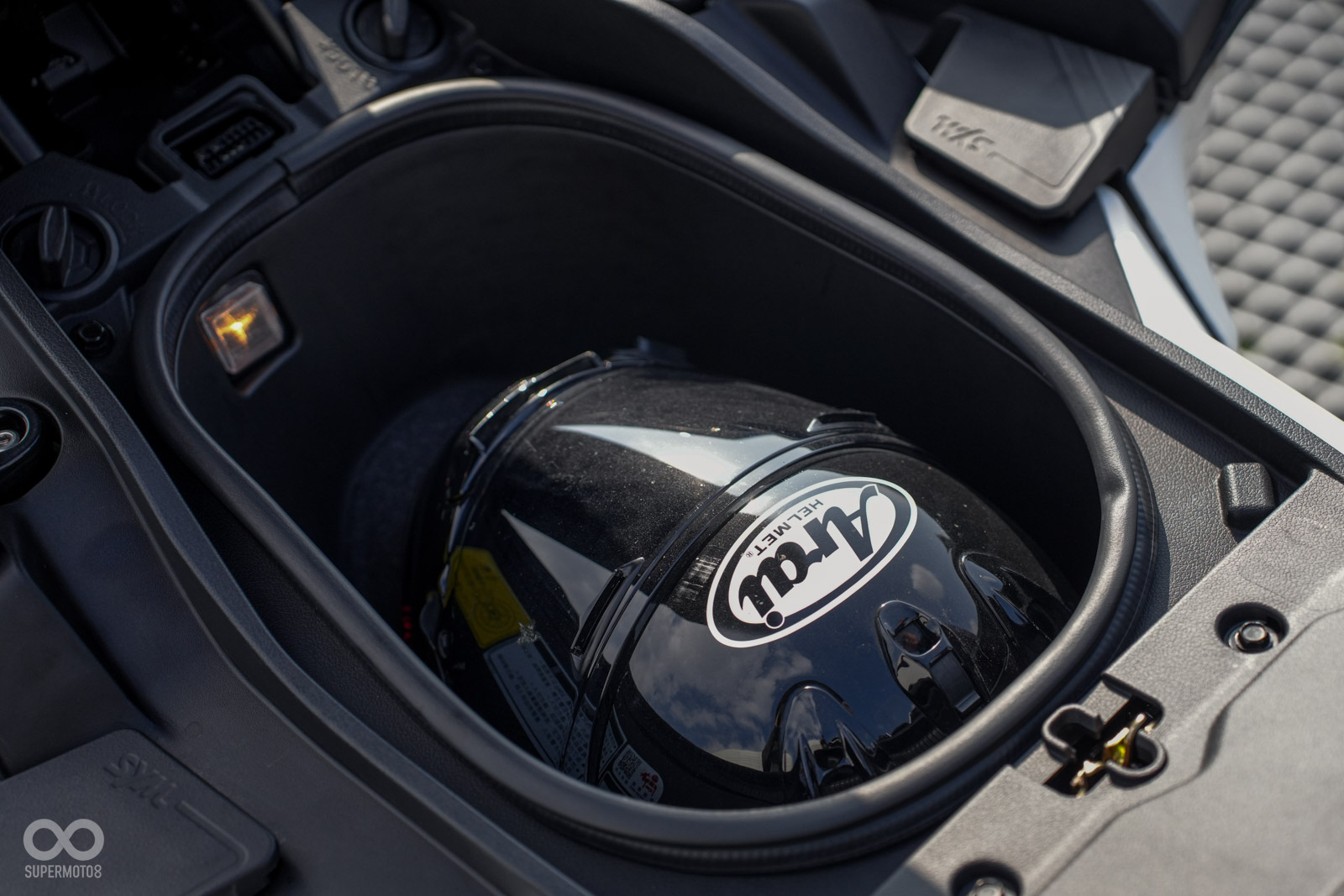 坐墊下方則可放入全罩安全帽,還有額外空間可以放個手套!