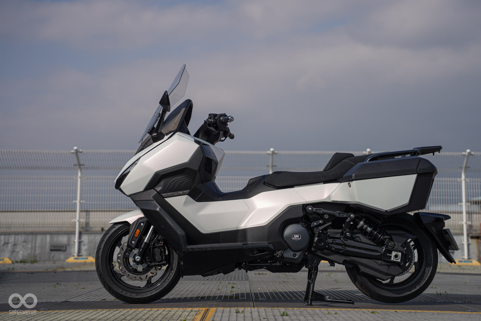 車側大面積的塊狀車體,傳達靈龜的龜殼印象