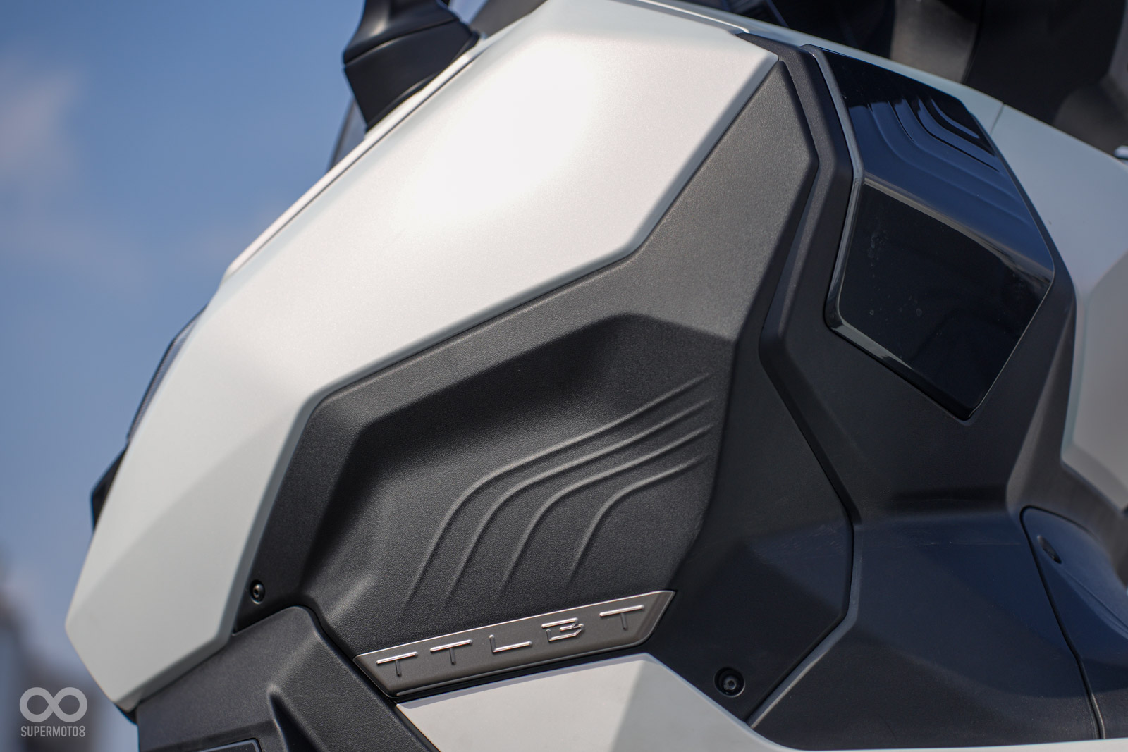 車上線條則啟發於流動的水