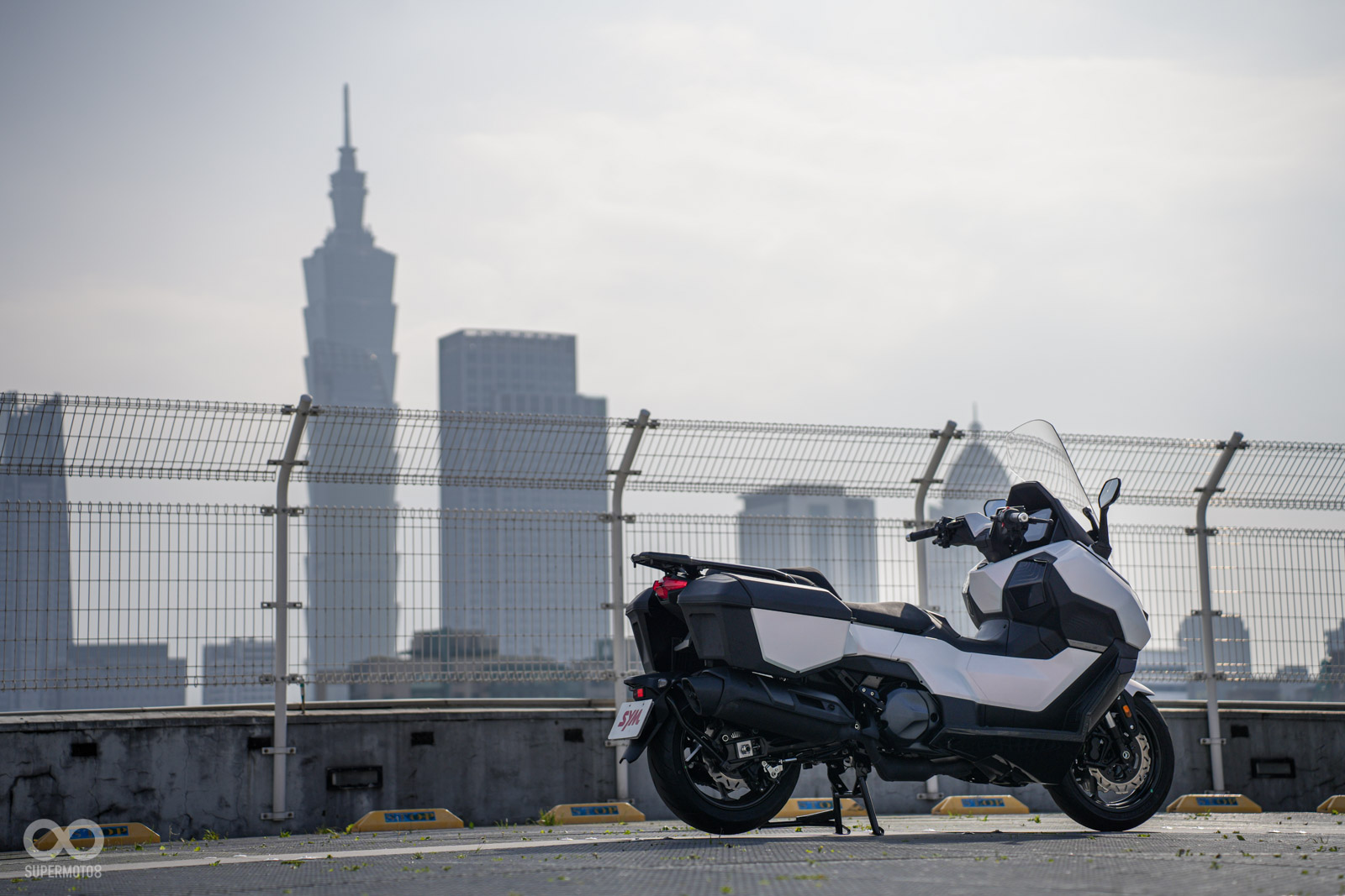 除了側箱外,原廠也保留後貨架可以讓車主自行運用:直接綁上包包或者購買後箱使用