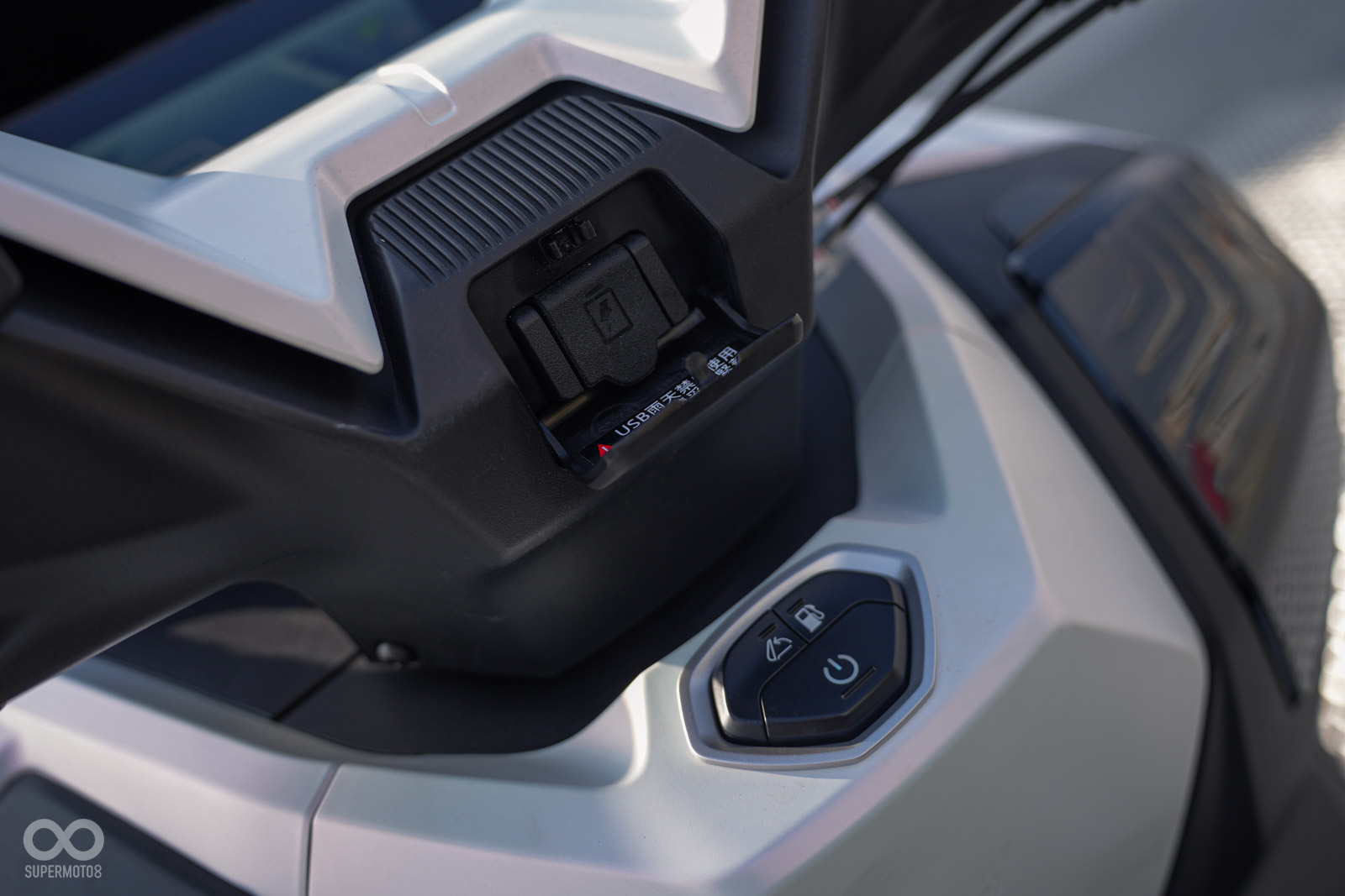 採用新式KEYLESS模組使用更直覺,正中央為USB-C充電孔