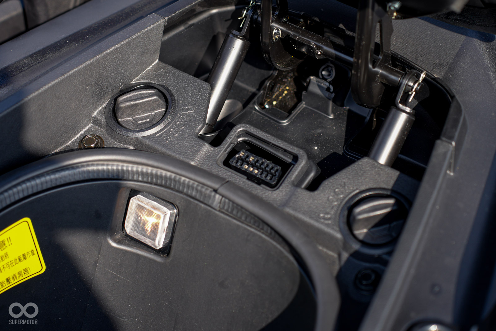 側箱釋放鈕位於椅墊內,免工具即可移除側箱