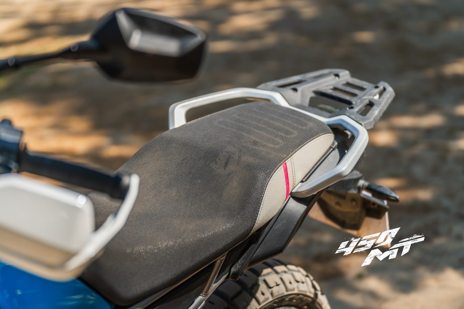 標準座高為820mm,可降低至800mm,另有870mm選配