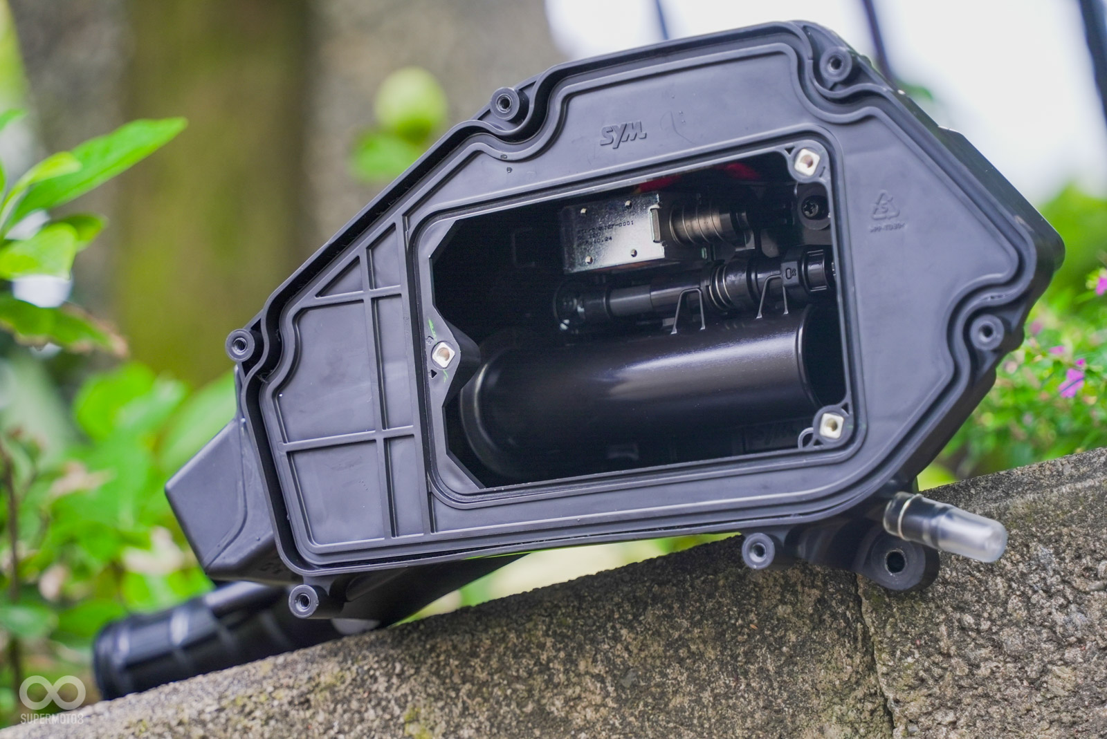 雖然空濾盒維持現行式樣,但內部多出電磁閥做動機構