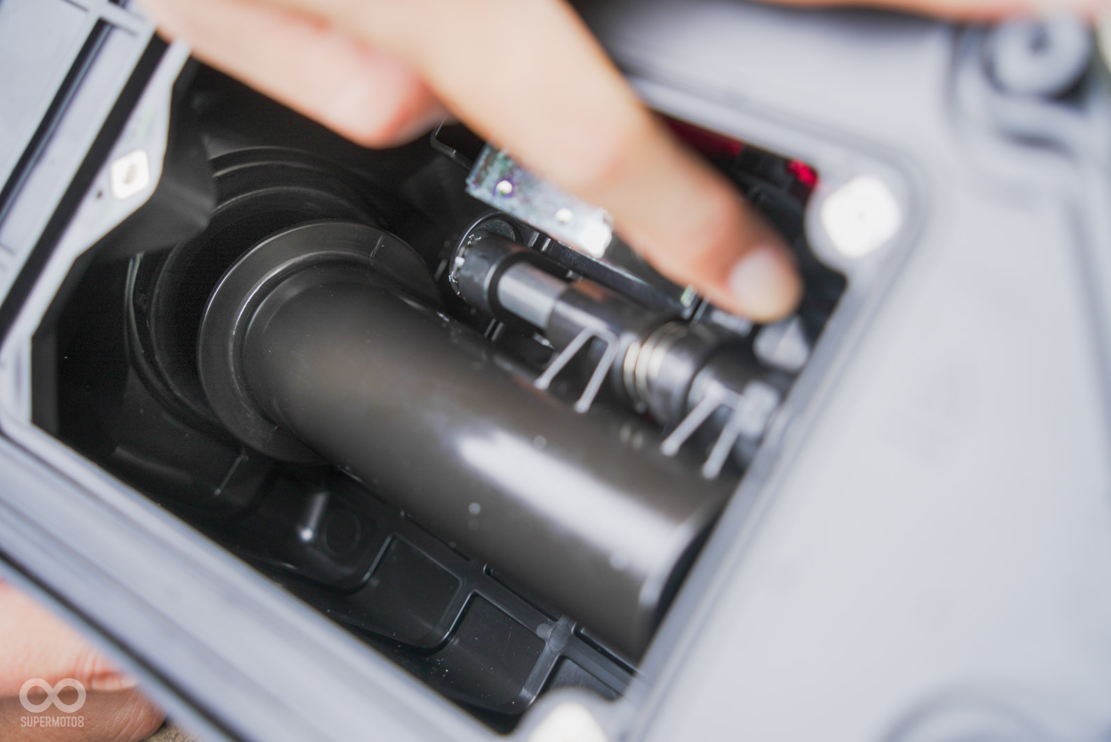 高轉時,進氣管道脫開,讓進氣量更大