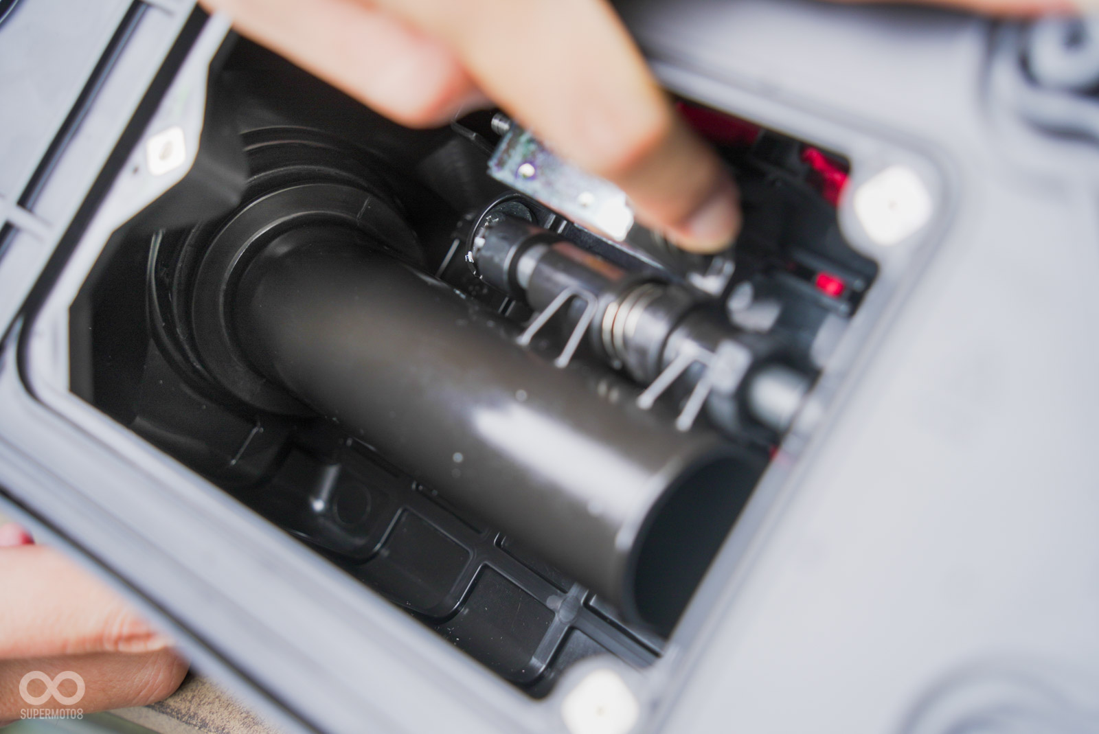 低轉時,空氣會經過進氣管到壓縮導入