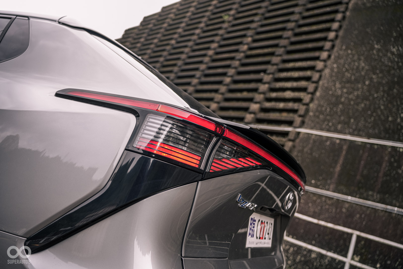 車尾取消車頂擾流板,改為中段的鴨尾取代