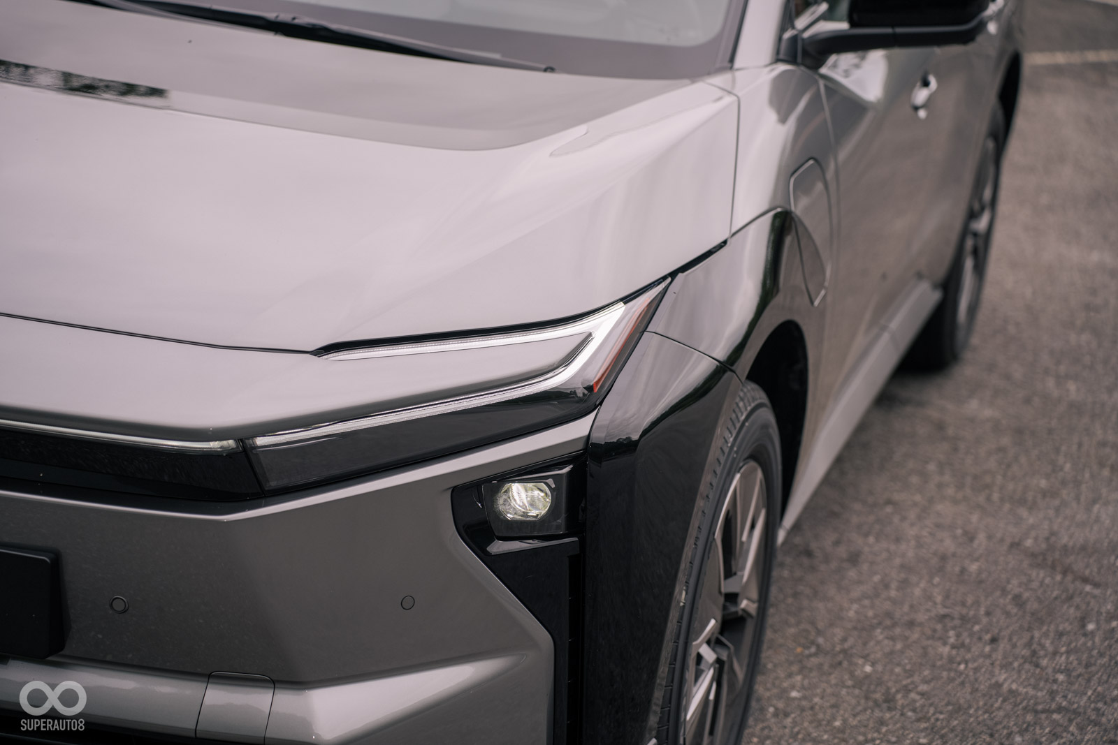 車頭使用分離式頭燈組,並具有自動遮蔽功能