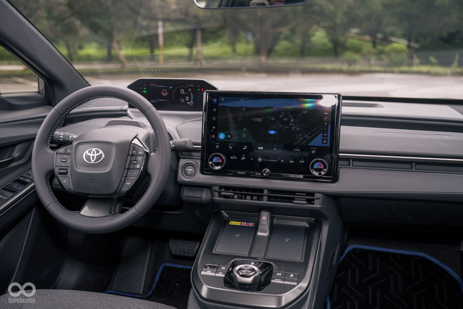 中控台全新風格,無線充電版、USB-C充電孔、底盤透視與環景一應俱全