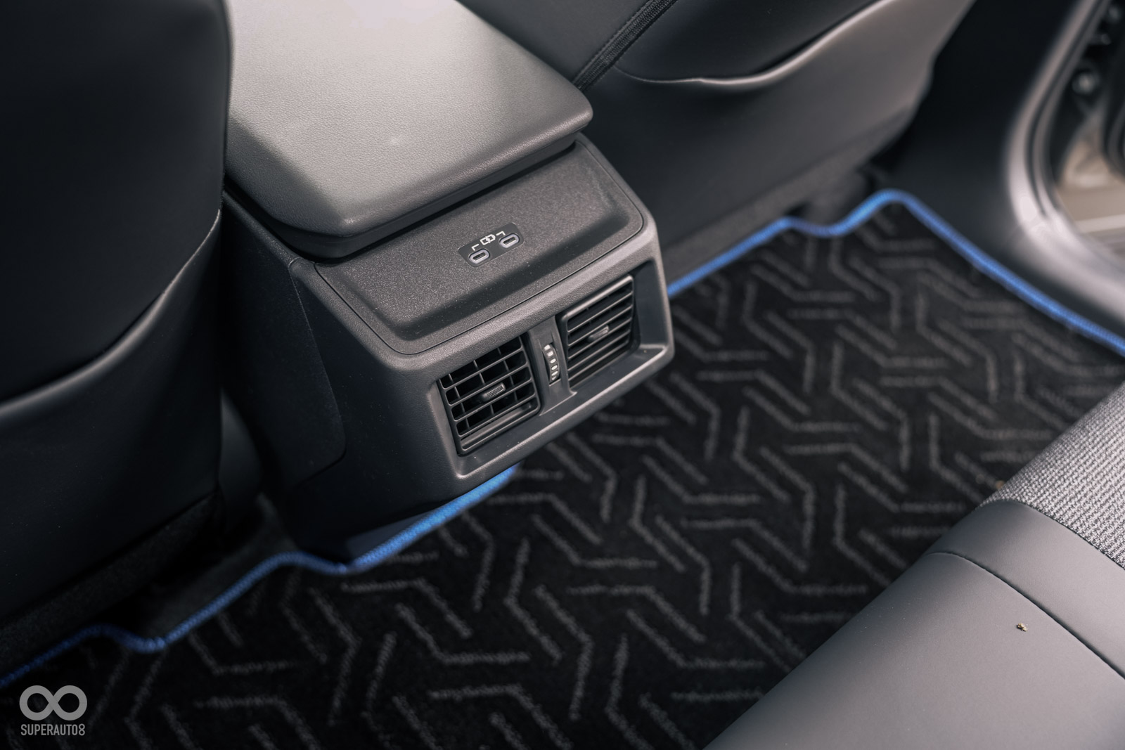 後座充電孔速率提升,底盤完全平整且中央座位置腳空間超大,全車滿載相當舒適