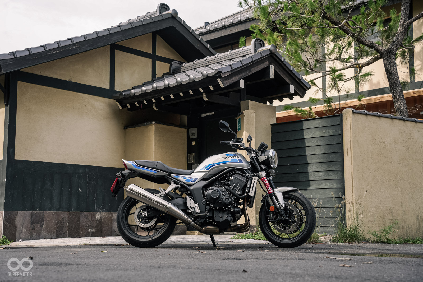 微微上翹的車尾、方正油箱、圓燈,造就CB1000F的經典外觀