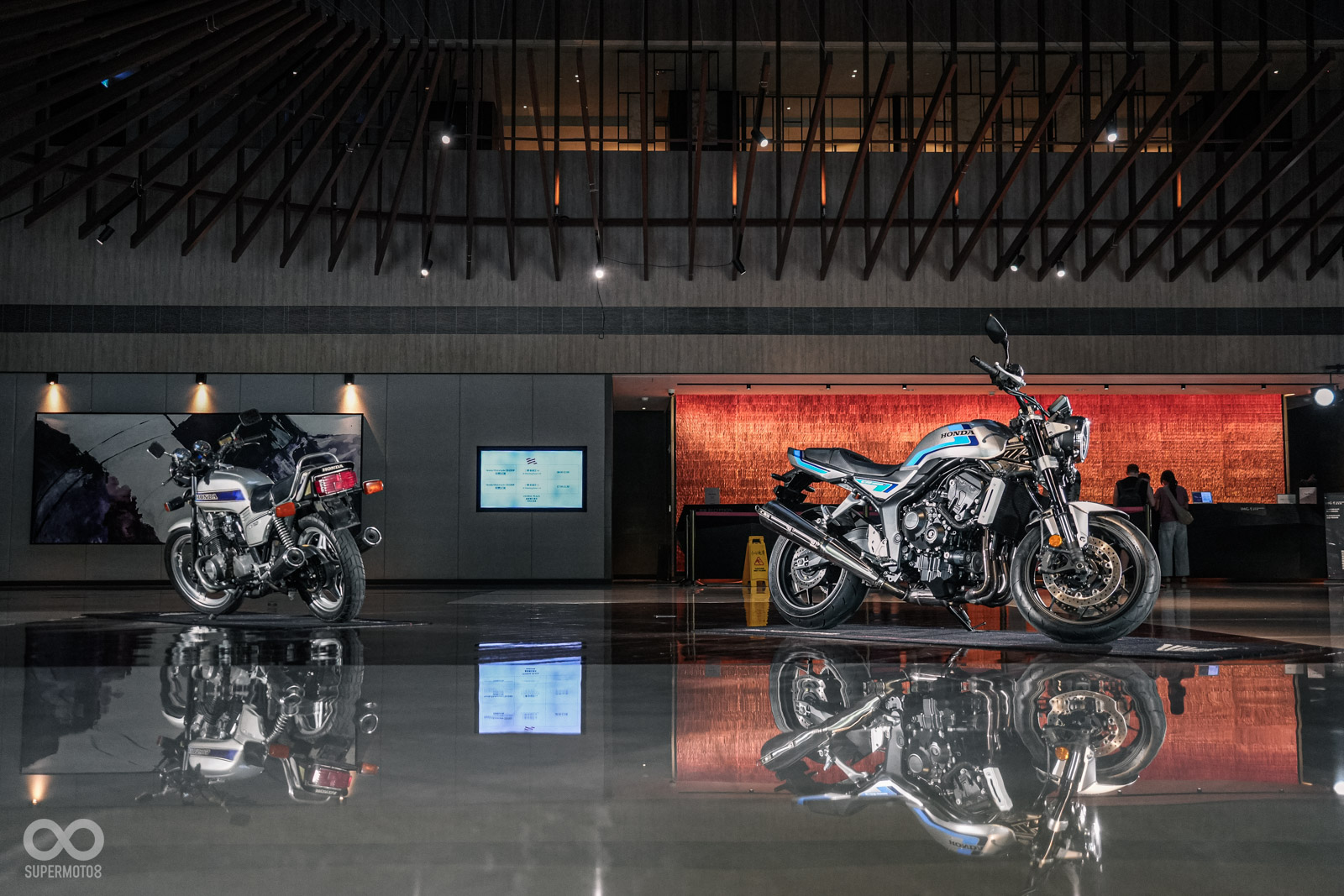 活動會場也特別安排致敬的原型車CB750F一同展示,塗裝靈感也相同
