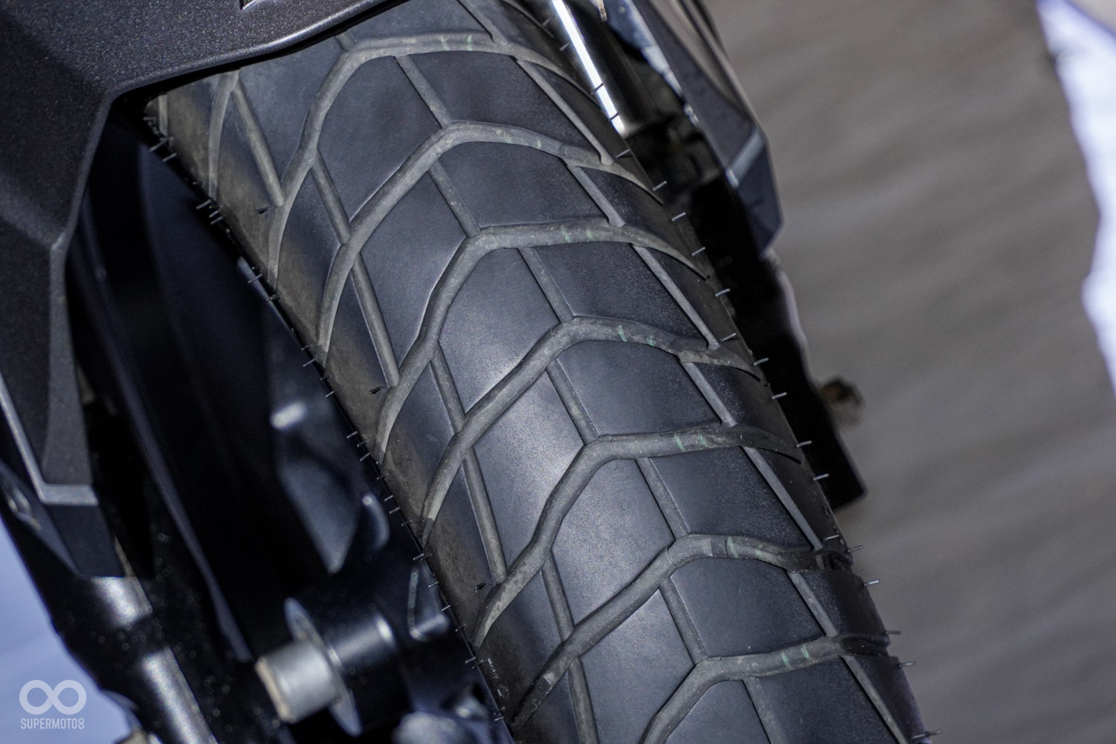 透過橫向與縱向的胎紋，提供越野抓地力與排水表現，胎塊接地面積大，提供操駕安心感